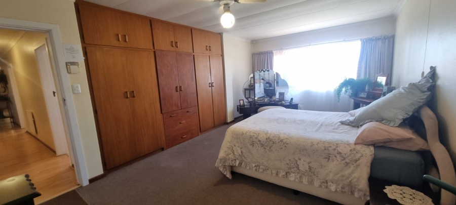 4 Bedroom Property for Sale in Hartenbos Heuwels Western Cape